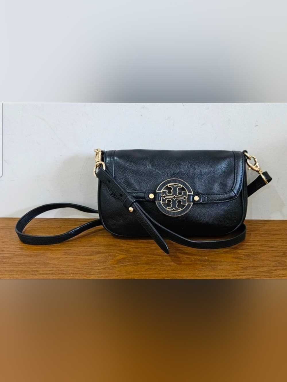 Like New!Tory Burch Black Pebbled Leather small Crossbody Bag